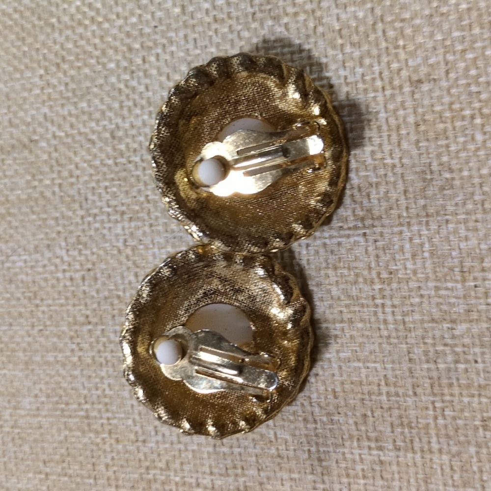 vintage  faux pearl black enamel clip-on earrings - Picture 4 of 6